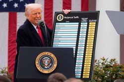 &Ocirc;ng Trump &aacute;p thuế mới với gần như to&agrave;n bộ h&agrave;ng nhập khẩu v&agrave;o Mỹ