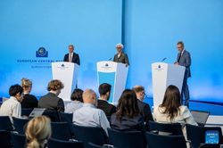 ECB giữ nguy&ecirc;n l&atilde;i suất, c&ocirc;ng bố thiết kế mới của đồng euro sau hơn 20 năm