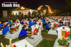 Cầu si&ecirc;u v&agrave; thắp nến tri &acirc;n c&aacute;c Anh h&ugrave;ng liệt sĩ tại Nghĩa trang liệt sĩ H&agrave;m Rồng