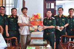 Thiếu tướng Nguyễn Văn Hùng thăm, tặng quà các gia đình chính sách phường Rạch Giá
