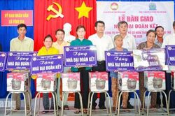 Trao nhà đại đoàn kết cho 7 hộ khó khăn ở Vĩnh Gia