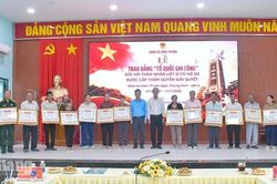 Xã Vĩnh Thuận trao 19 Bằng Tổ quốc ghi công cho thân nhân liệt sĩ