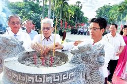 Dâng hương tri ân các anh hùng liệt sĩ tại Tri Tôn