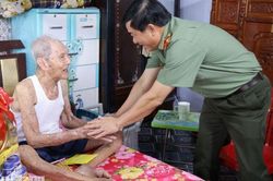 Thiếu tướng Nguyễn Văn Hận thăm gia đình chính sách tại phường Hà Tiên, Tô Châu