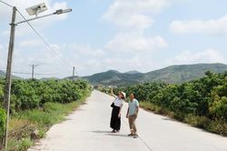 Lắp đặt hệ thống đ&egrave;n chiếu s&aacute;ng năng lượng mặt trời tại x&atilde; Lục Ngạn