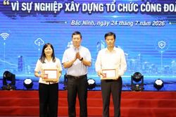 Ph&oacute; B&iacute; thư Tỉnh ủy Trần Huy Phương: C&ocirc;ng đo&agrave;n đổi mới nội dung, phương thức hoạt động, lấy đo&agrave;n vi&ecirc;n, người lao động l&agrave;m trung t&acirc;m