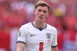 Elliot Anderson k&iacute;ch hỏa derby Manchester bằng tuy&ecirc;n bố đắt gi&aacute; 116 triệu bảng