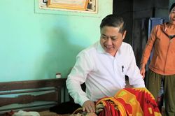 Phó Chủ tịch UBND thành phố Đà Nẵng Phan Thái Bình thăm, tặng quà gia đình người có công tại xã Hiệp Đức và Việt An