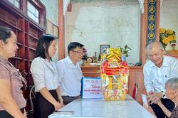 Lãnh đạo Ủy ban Kiểm tra Thành ủy tri ân gia đình chính sách tại xã Núi Thành