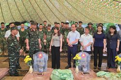 Thường trực HĐND tỉnh thăm, tặng qu&agrave; lực lượng thực hiện Chiến dịch 500 ng&agrave;y đ&ecirc;m