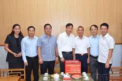 Chủ tịch UBND tỉnh Lê Văn Lương tặng quà gia đình chính sách phường Điện Biên Phủ