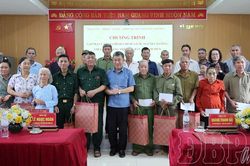 Trao 33 suất qu&agrave; tặng gia đ&igrave;nh ch&iacute;nh s&aacute;ch x&atilde; Sam Mứn