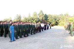 L&atilde;nh đạo th&agrave;nh phố Đồng Nai viếng Nghĩa trang Liệt sĩ