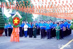 Đo&agrave;n c&aacute;c cơ quan Đảng th&agrave;nh phố Đồng Nai d&acirc;ng hương tri &acirc;n c&aacute;c anh h&ugrave;ng liệt sĩ