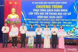 Phường Chơn Th&agrave;nh tặng s&aacute;ch gi&aacute;o khoa cho học sinh năm học 2026-2027