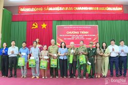 Đo&agrave;n Đại biểu Quốc hội th&agrave;nh phố Đồng Nai thăm, tặng qu&agrave; gia đ&igrave;nh ch&iacute;nh s&aacute;ch