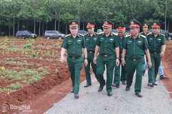 Thượng tướng L&ecirc; Quang Minh kiểm tra khu vực chuẩn bị Lễ Triển khai t&igrave;m kiếm, quy tập h&agrave;i cốt liệt sĩ tại khu vực x&atilde; Minh Đức