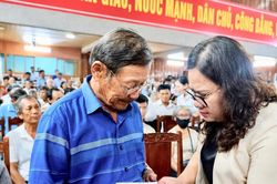 X&atilde; Tuy Phước gặp mặt, tặng qu&agrave; cho người c&oacute; c&ocirc;ng v&agrave; th&acirc;n nh&acirc;n liệt sĩ