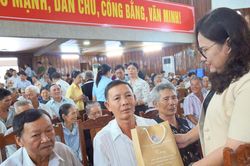X&atilde; Tuy Phước gặp mặt, tặng qu&agrave; cho người c&oacute; c&ocirc;ng v&agrave; th&acirc;n nh&acirc;n liệt sĩ