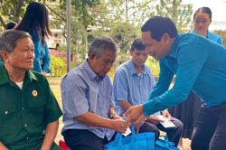 Li&ecirc;n đo&agrave;n Lao động tỉnh Gia Lai d&acirc;ng hương tri &acirc;n v&agrave; tặng qu&agrave; gia đ&igrave;nh ch&iacute;nh s&aacute;ch