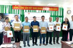 Trao trả hồ sơ, kỷ vật c&aacute;n bộ đi B cho th&acirc;n nh&acirc;n c&aacute;c gia đ&igrave;nh