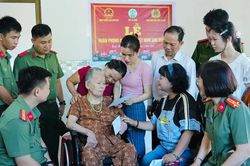 Tuổi trẻ Công an Gia Lai nhận phụng dưỡng 4 Mẹ Việt Nam Anh hùng