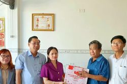 Đồng ch&iacute; Siu Hương thăm, tặng qu&agrave; gia đ&igrave;nh c&oacute; c&ocirc;ng ti&ecirc;u biểu