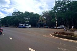 Tháo dỡ dải phân cách để mở quảng trường tuyến ở Khu du lịch Biển Hồ