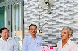 Phó Chủ tịch UBND tỉnh Nguyễn Tự Công Hoàng thăm, tặng quà gia đình chính sách tiêu biểu tại xã Nhơn Châu