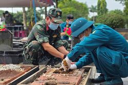 Lấy mẫu gi&aacute;m định ADN h&agrave;i cốt liệt sĩ tại Nghĩa trang Liệt sĩ tỉnh Gia Lai