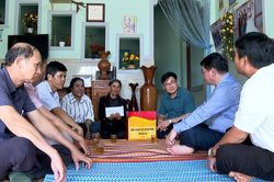 Khối thi đua các cơ quan Đảng tỉnh thăm, tặng quà 5 gia đình chính sách xã Ia Hrung