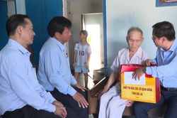 Khối thi đua các cơ quan Đảng tỉnh thăm và tặng quà gia đình chính sách tại xã Phù Mỹ Đông