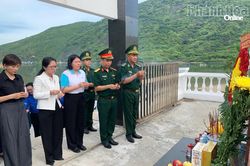 Ủy ban MTTQ Việt Nam phường Nha Trang d&acirc;ng hương tại Nghĩa trang Liệt sĩ B&iacute;ch Đầm