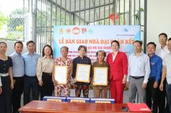 Phường Tây Nha Trang bàn giao 3 căn nhà Đại đoàn kết cho các hộ có hoàn cảnh khó khăn