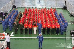 Đo&agrave;n c&ocirc;ng t&aacute;c khảo s&aacute;t biển, đảo ven bờ 2026 d&acirc;ng hương tưởng niệm c&aacute;c anh h&ugrave;ng liệt sĩ tại Vũng R&ocirc;