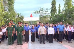 Đoàn thanh niên các xã khu vực Khánh Vĩnh tổ chức lễ thắp nến tri ân