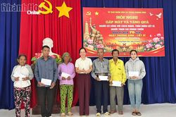 Xã Trung Khánh Vĩnh: Gặp mặt, tặng quà người có công