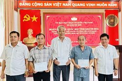Xã Khánh Sơn tặng quà cho người có công với cách mạng