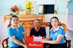 Hội Li&ecirc;n hiệp Phụ nữ x&atilde; Nam Cam Ranh thăm, tặng qu&agrave; tri &acirc;n người c&oacute; c&ocirc;ng với c&aacute;ch mạng