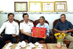 Kiểm to&aacute;n Nh&agrave; nước khu vực VIII thăm, tặng qu&agrave; gia đ&igrave;nh ch&iacute;nh s&aacute;ch tại x&atilde; Di&ecirc;n Kh&aacute;nh