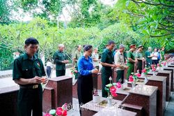 Phó Bí thư Tỉnh ủy Nguyễn Ngọc Vinh dâng hương, thắp nến tri ân tại Nghĩa trang Liệt sĩ Thanh niên xung phong xã Lê Lợi