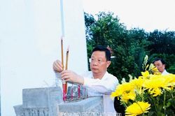 Ph&oacute; B&iacute; thư Tỉnh ủy Nguyễn Ngọc Vinh d&acirc;ng hương, thắp nến tri &acirc;n tại Nghĩa trang Liệt sĩ Thanh ni&ecirc;n xung phong x&atilde; L&ecirc; Lợi