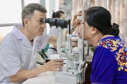 Gần 400 người cao tuổi được truyền thông, khám sức khỏe miễn phí