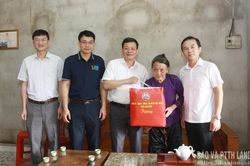 Đo&agrave;n c&ocirc;ng t&aacute;c của tỉnh thăm, tặng qu&agrave; gia đ&igrave;nh ch&iacute;nh s&aacute;ch, người c&oacute; c&ocirc;ng với c&aacute;ch mạng tại x&atilde; Ba Sơn
