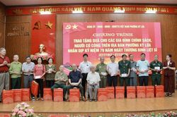 Phường Kỳ Lừa gặp mặt, tặng quà người có công
