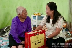 Hội Li&ecirc;n hiệp Phụ nữ tỉnh thăm, tặng qu&agrave; Mẹ Việt Nam Anh h&ugrave;ng v&agrave; c&aacute;c gia đ&igrave;nh ch&iacute;nh s&aacute;ch