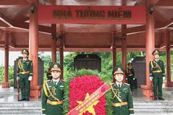 Bộ Chỉ huy Quân sự tỉnh Lào Cai dâng hương tưởng niệm các Anh hùng liệt sĩ