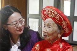 Phó Bí thư Tỉnh ủy Giàng Thị Dung thăm, tặng quà Mẹ Việt Nam Anh hùng và người có công tại Quy Mông
