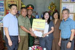 Đồng ch&iacute; Ho&agrave;ng Thị Thanh B&igrave;nh thăm, tặng qu&agrave; gia đ&igrave;nh ch&iacute;nh s&aacute;ch tại x&atilde; Xu&acirc;n H&ograve;a