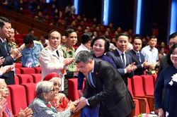 Sự hi sinh của các thế hệ cha anh sẽ mãi mãi được khắc ghi trong lòng dân tộc